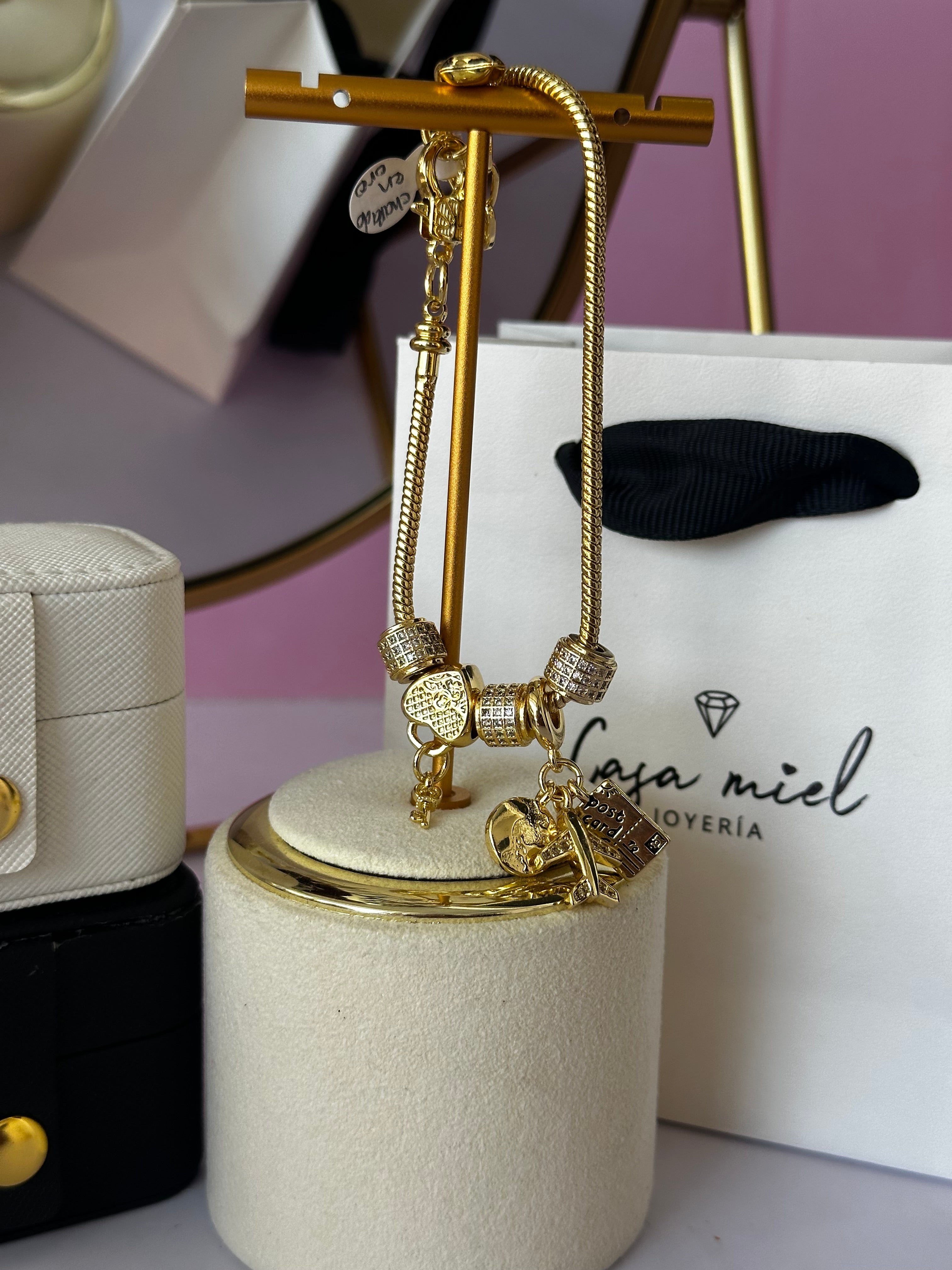 PULSO TIPO PANDORA CON CHARMS CHAPA DE ORO