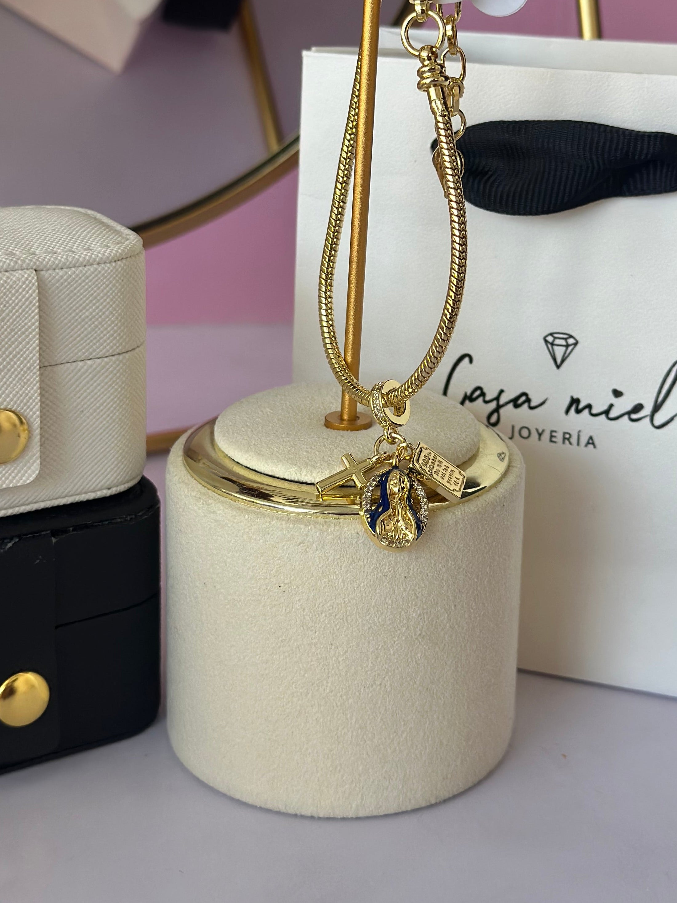 PULSO TIPO PANDORA CON CHARMS DE VIRGENCITA CHAPA DE ORO