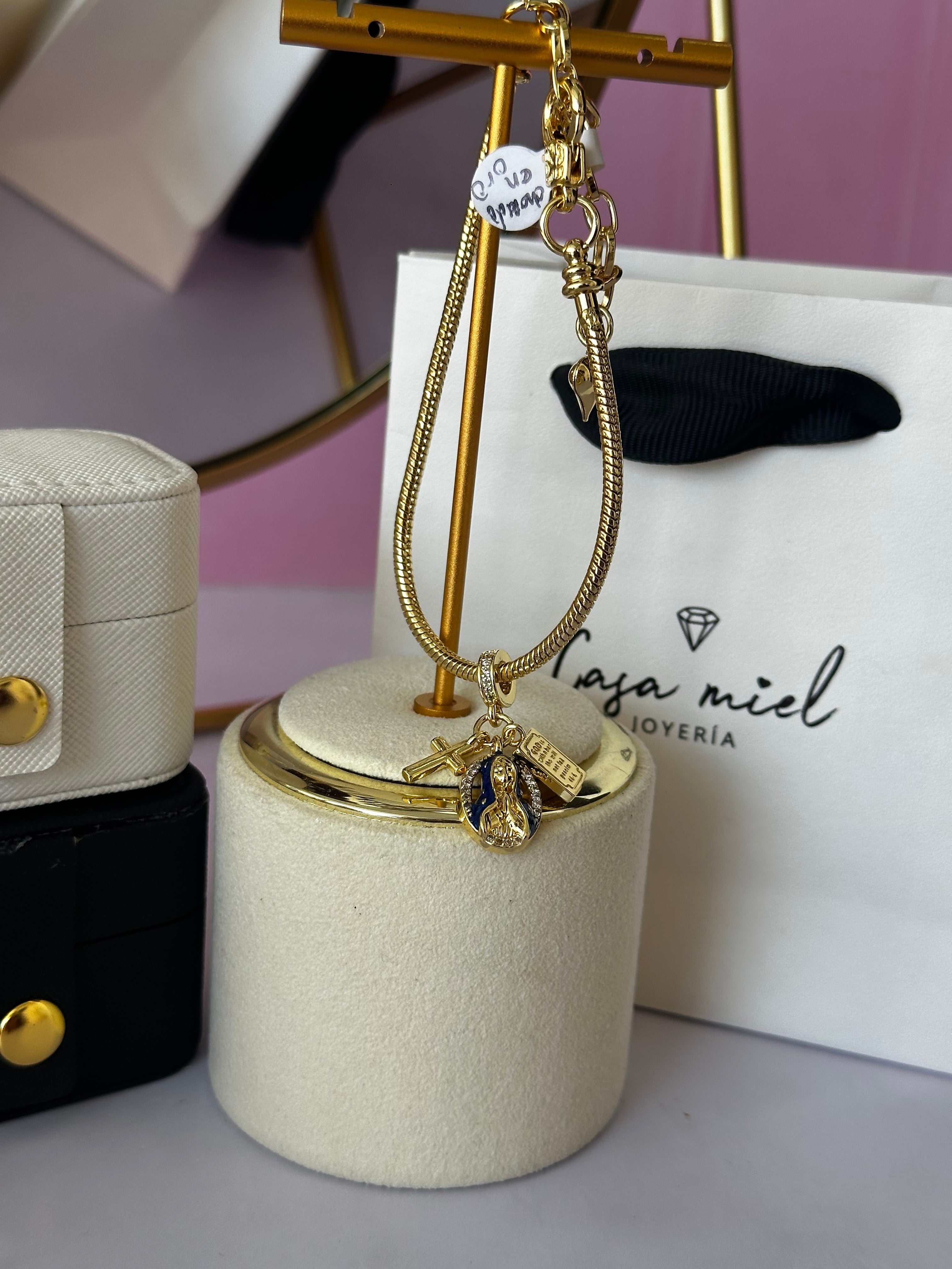 PULSO TIPO PANDORA CON CHARMS DE VIRGENCITA CHAPA DE ORO