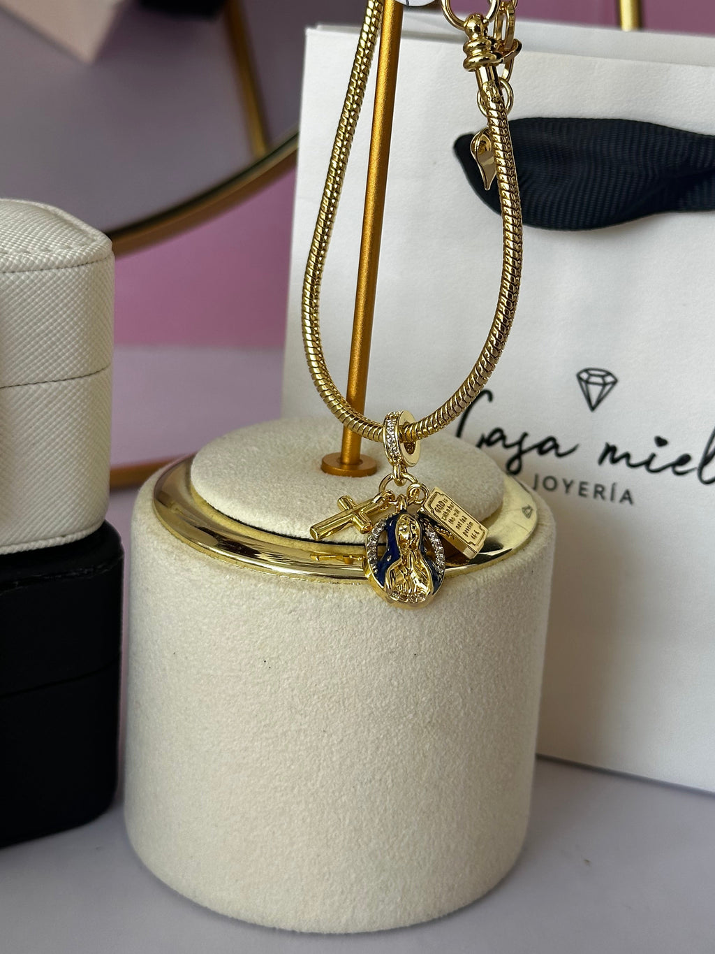 PULSO TIPO PANDORA CON CHARMS DE VIRGENCITA CHAPA DE ORO