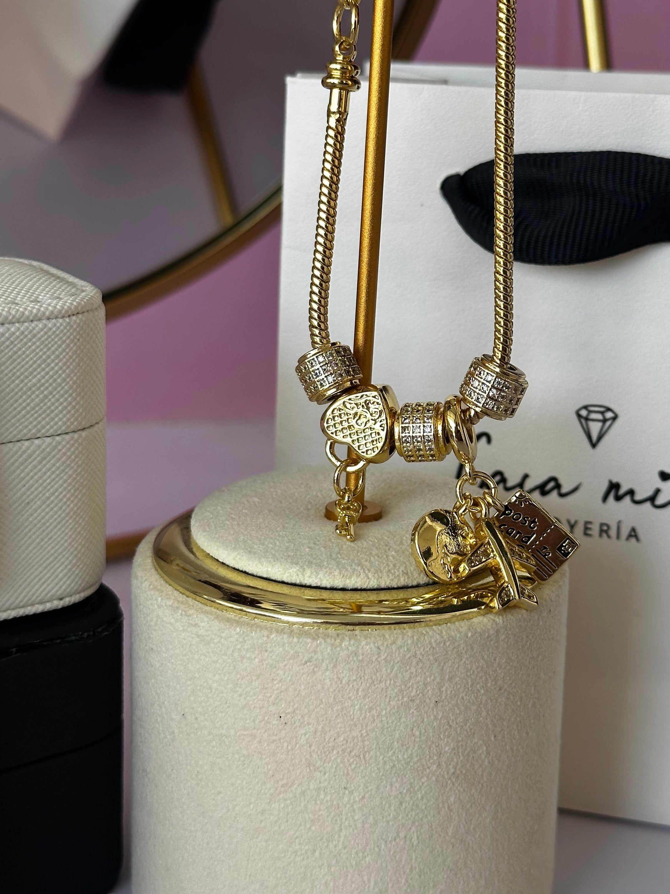 PULSO TIPO PANDORA CON CHARMS CHAPA DE ORO