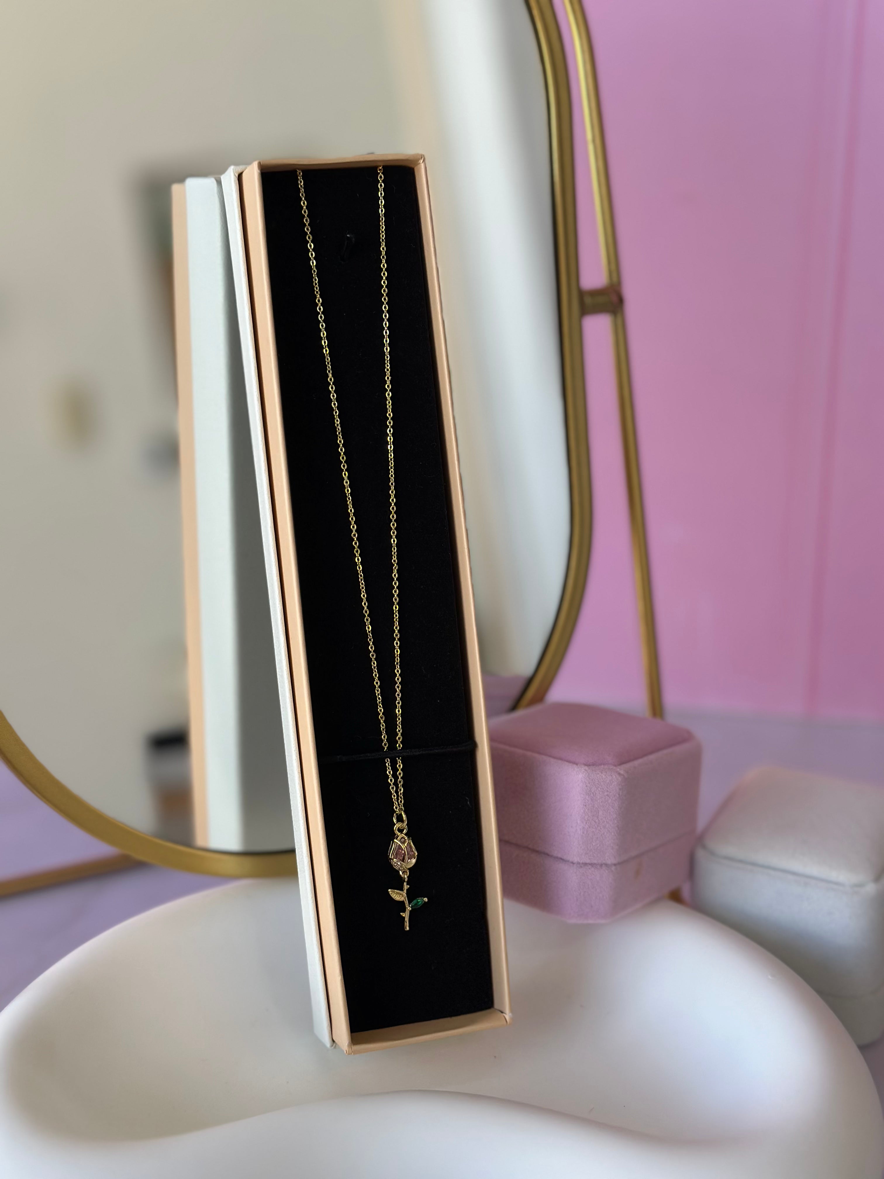 COLLAR CON DIGE DE TULIPÁN ROSA CHAPA DE ORO