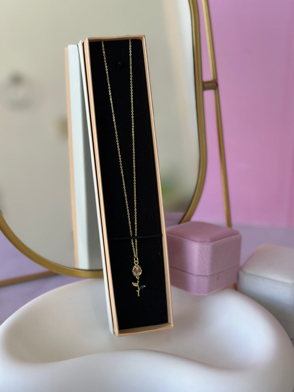 COLLAR CON DIGE DE TULIPÁN ROSA CHAPA DE ORO