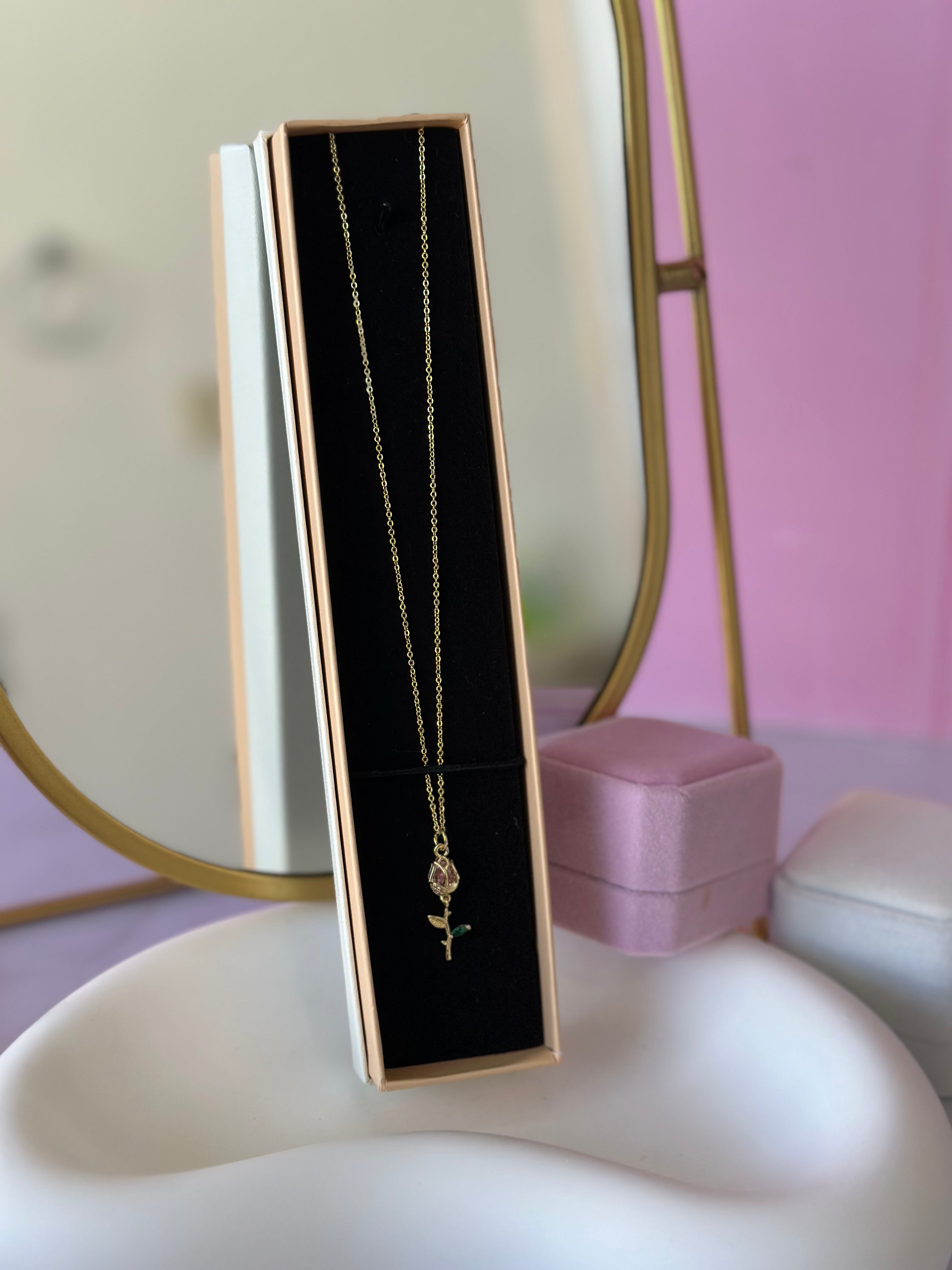COLLAR CON DIGE DE TULIPÁN ROSA CHAPA DE ORO