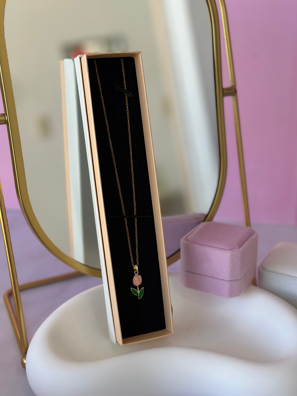 COLLAR CON DIGE DE TULIPÁN CHAPA DE ORO