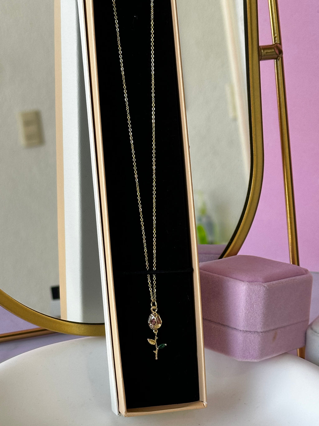 COLLAR CON DIGE DE TULIPÁN ROSA CHAPA DE ORO