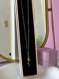 COLLAR CON DIGE DE TULIPÁN ROSA CHAPA DE ORO