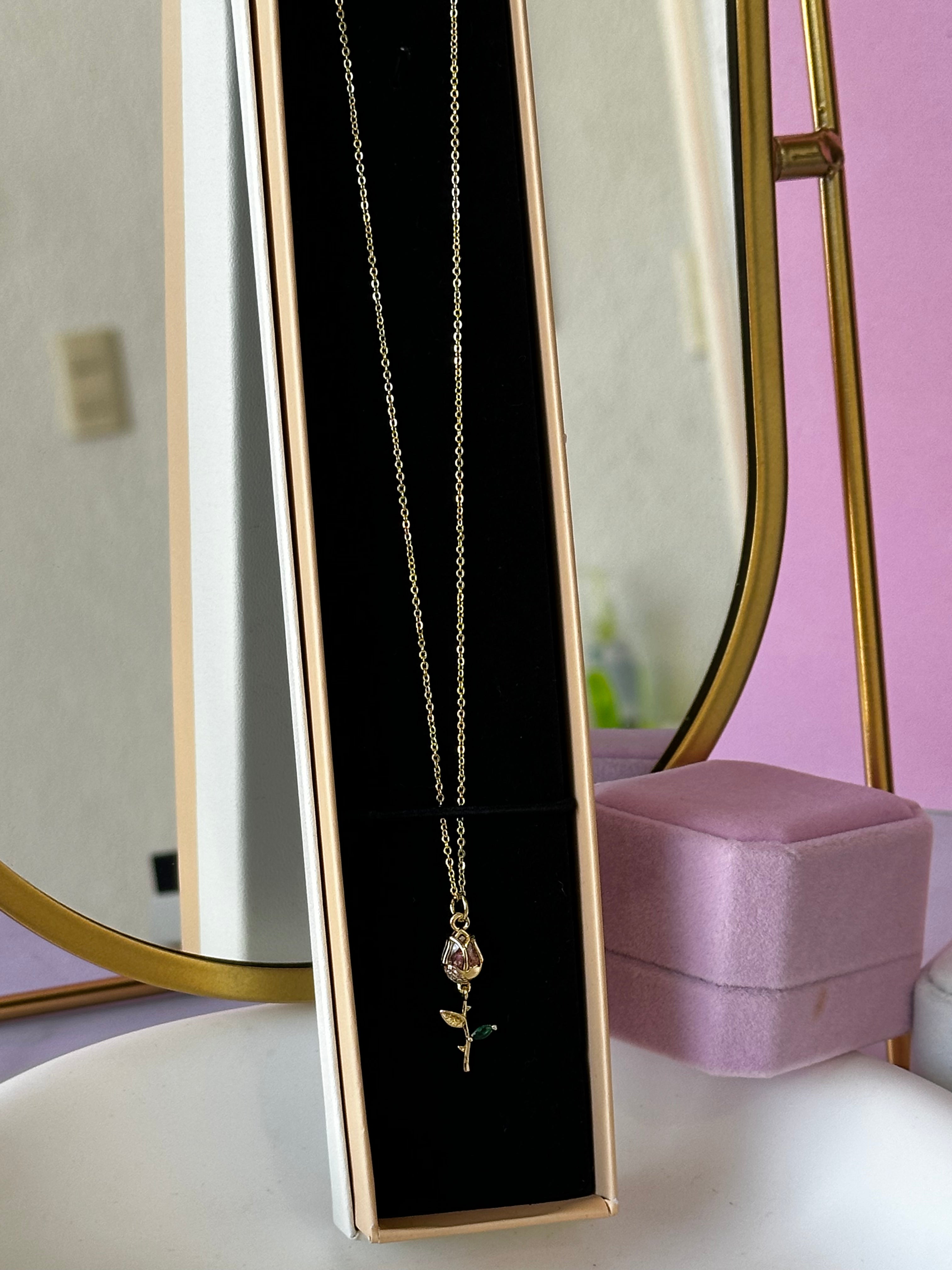 COLLAR CON DIGE DE TULIPÁN ROSA CHAPA DE ORO