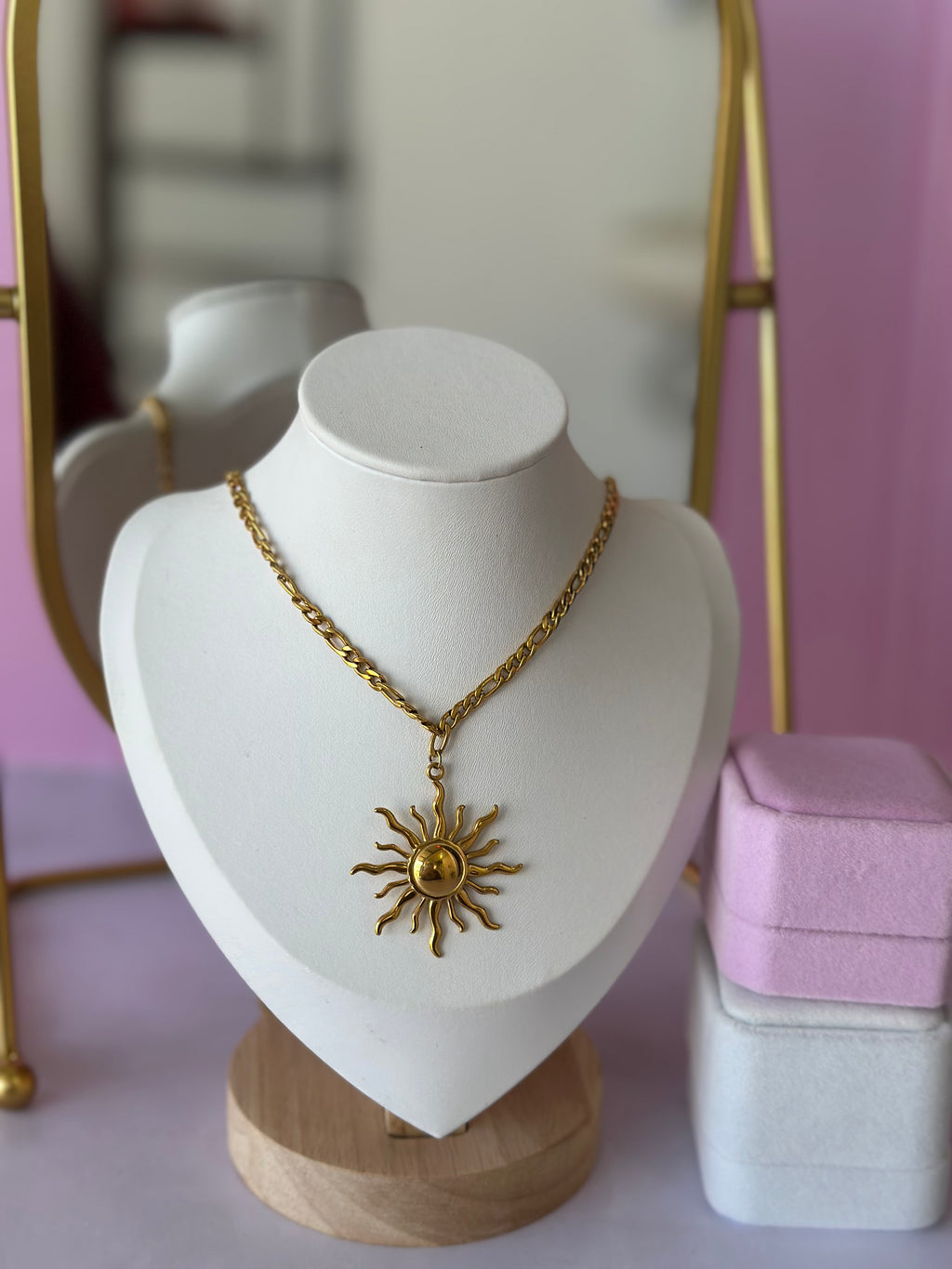 COLLAR CON DIGE DE SOL CHAPA DE ORO
