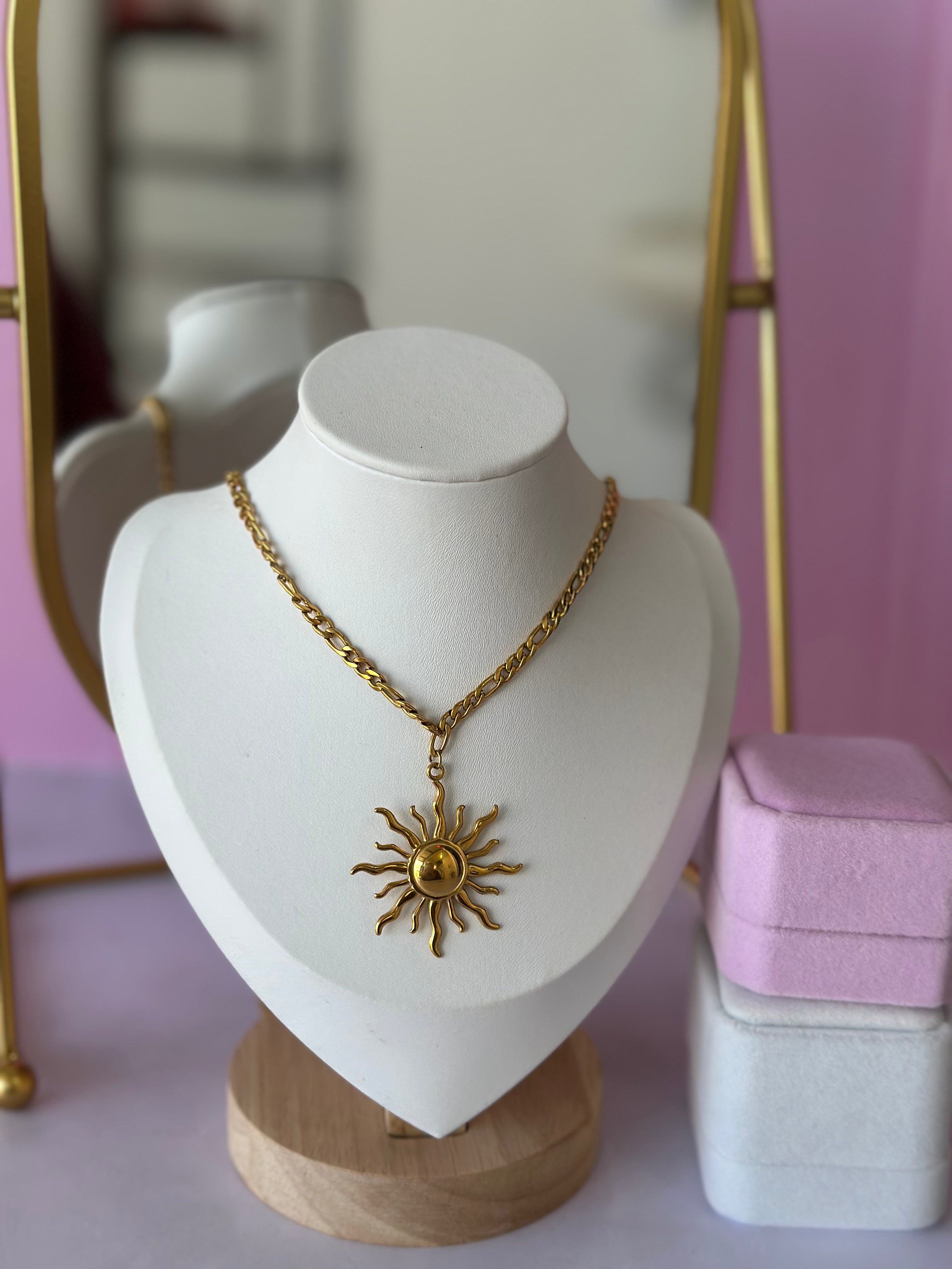 COLLAR CON DIGE DE SOL CHAPA DE ORO
