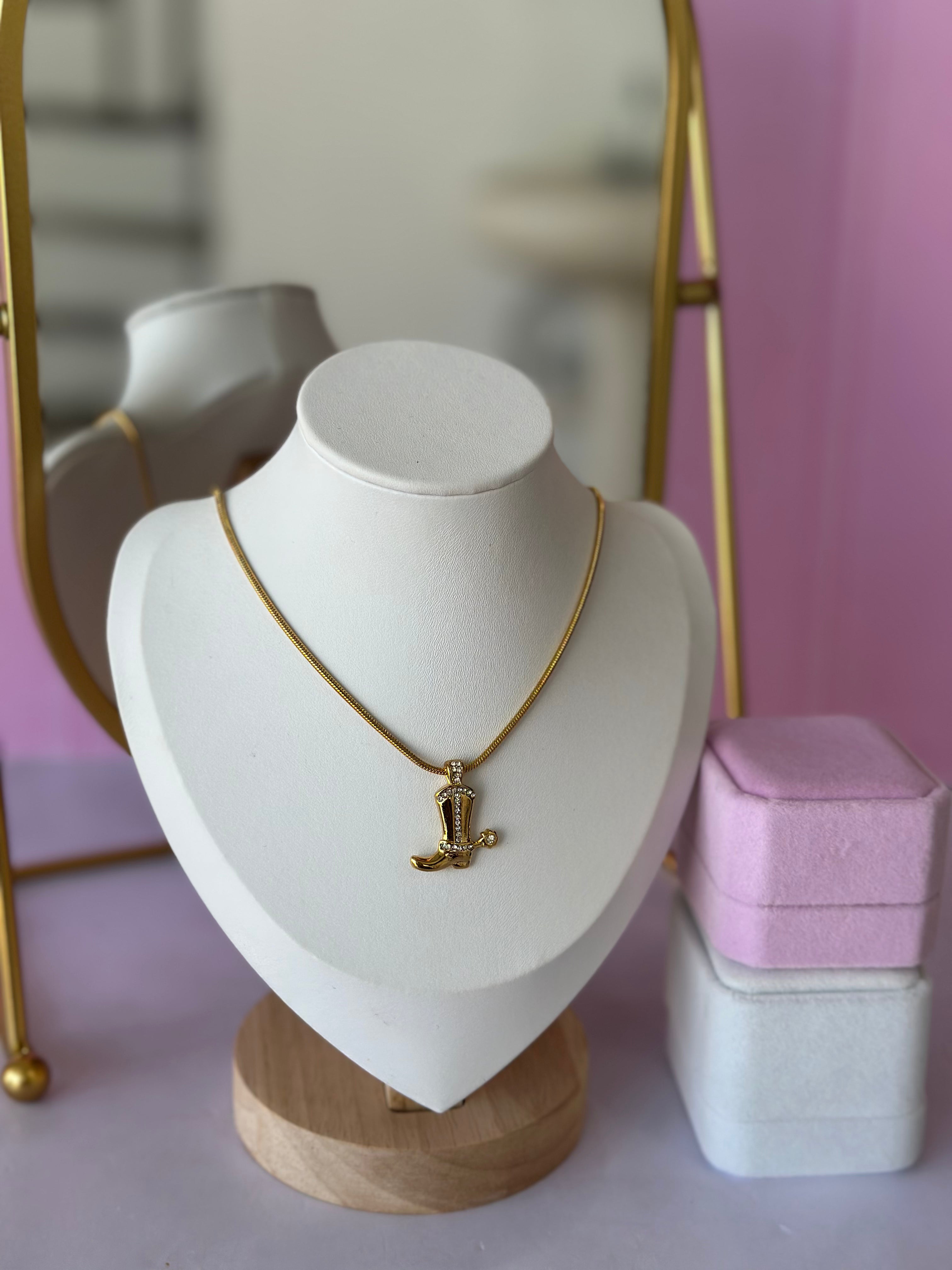 COLLAR CON DIGE DE BOTA CHAPA DE ORO