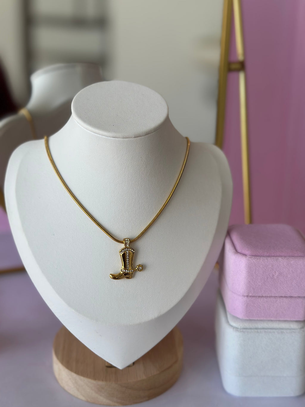 COLLAR CON DIGE DE BOTA CHAPA DE ORO