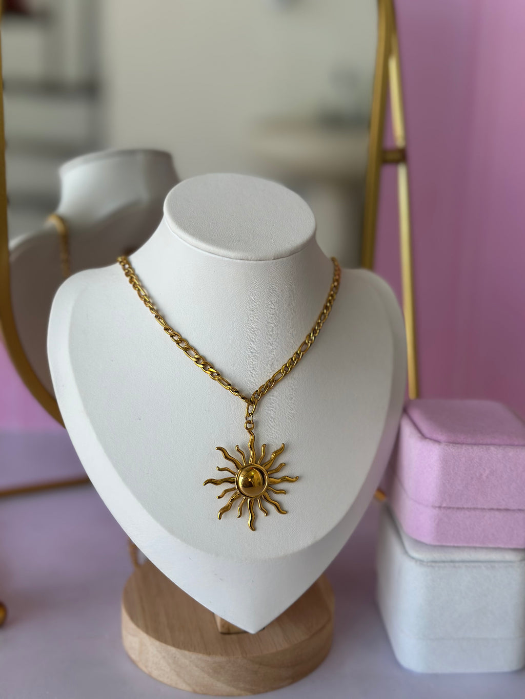 COLLAR CON DIGE DE SOL CHAPA DE ORO