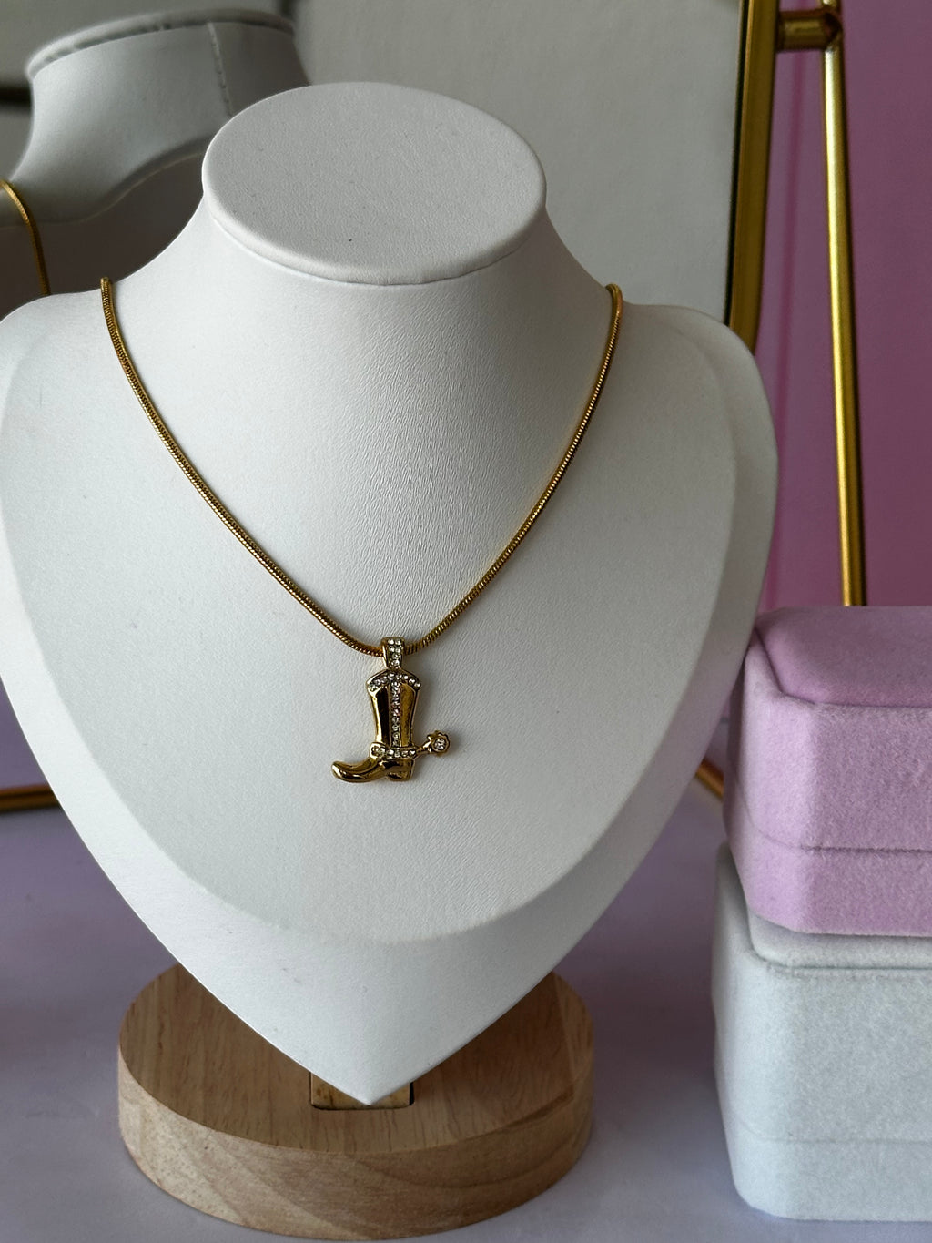 COLLAR CON DIGE DE BOTA CHAPA DE ORO