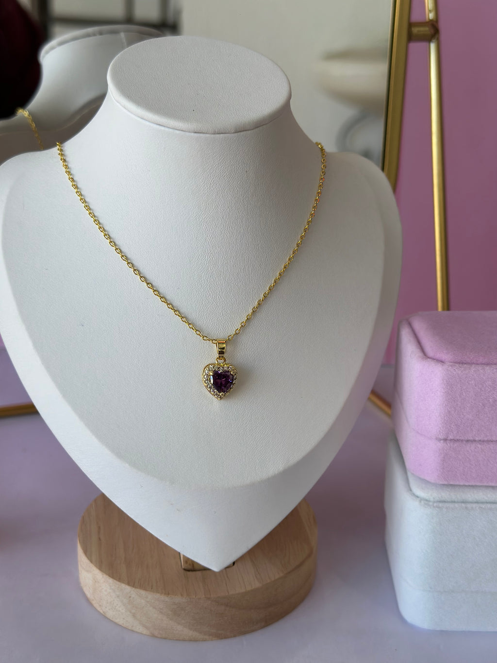 COLLAR CON DIGE DE CORAZÓN MORADO ACERO
