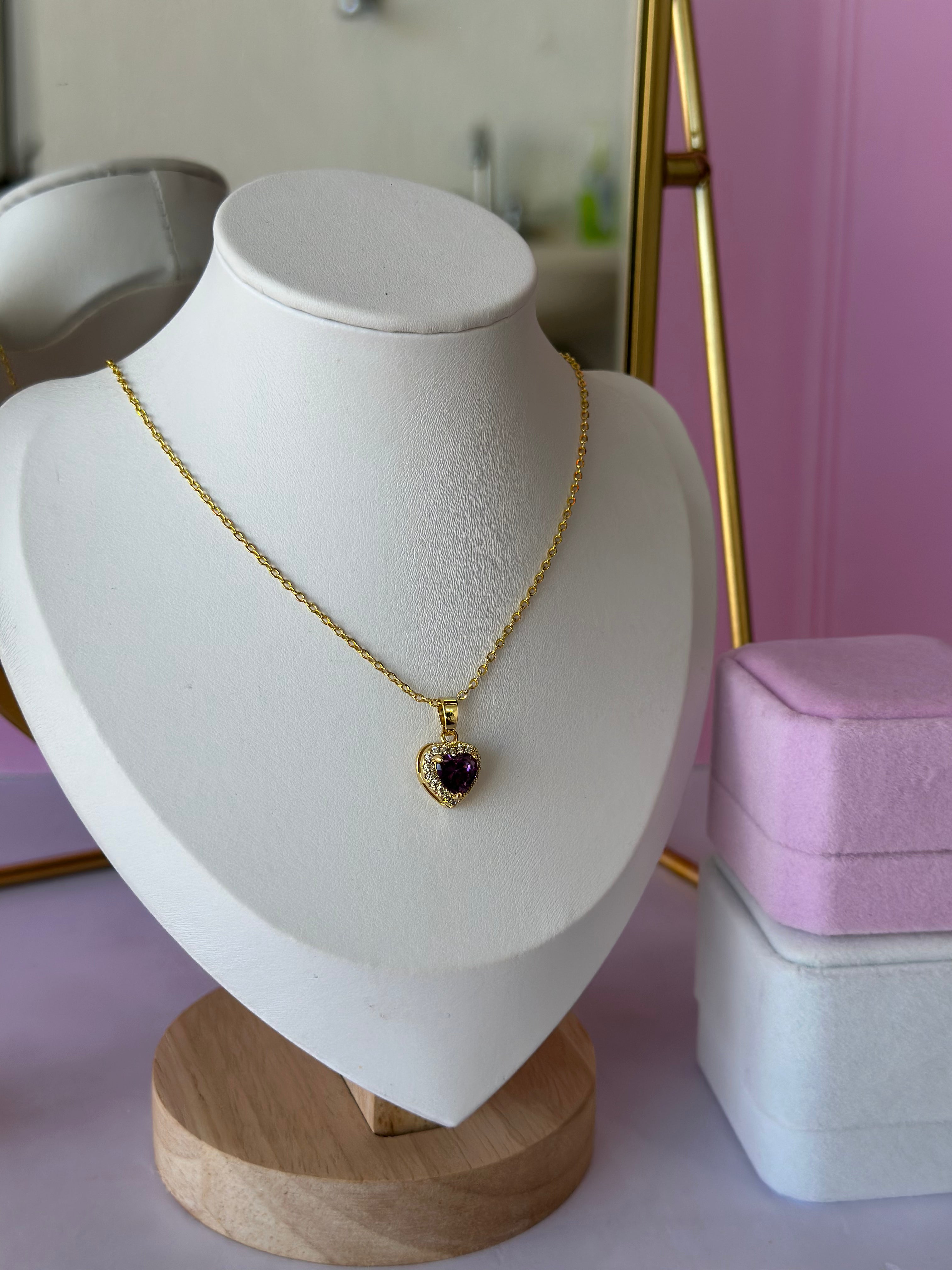 COLLAR CON DIGE DE CORAZÓN MORADO ACERO