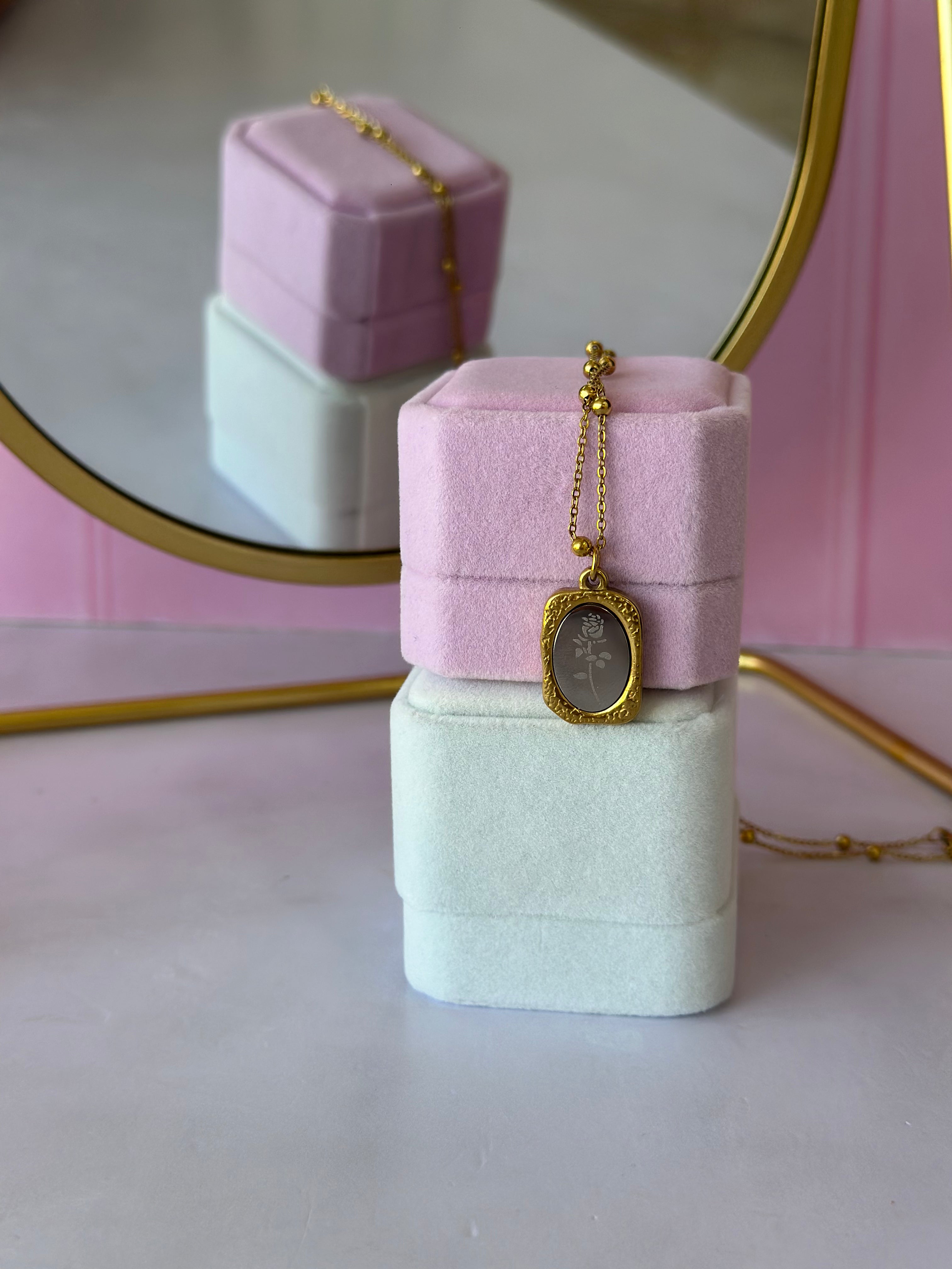 COLLAR CON DIGE CUADRADO DE ROSA ACERO 316