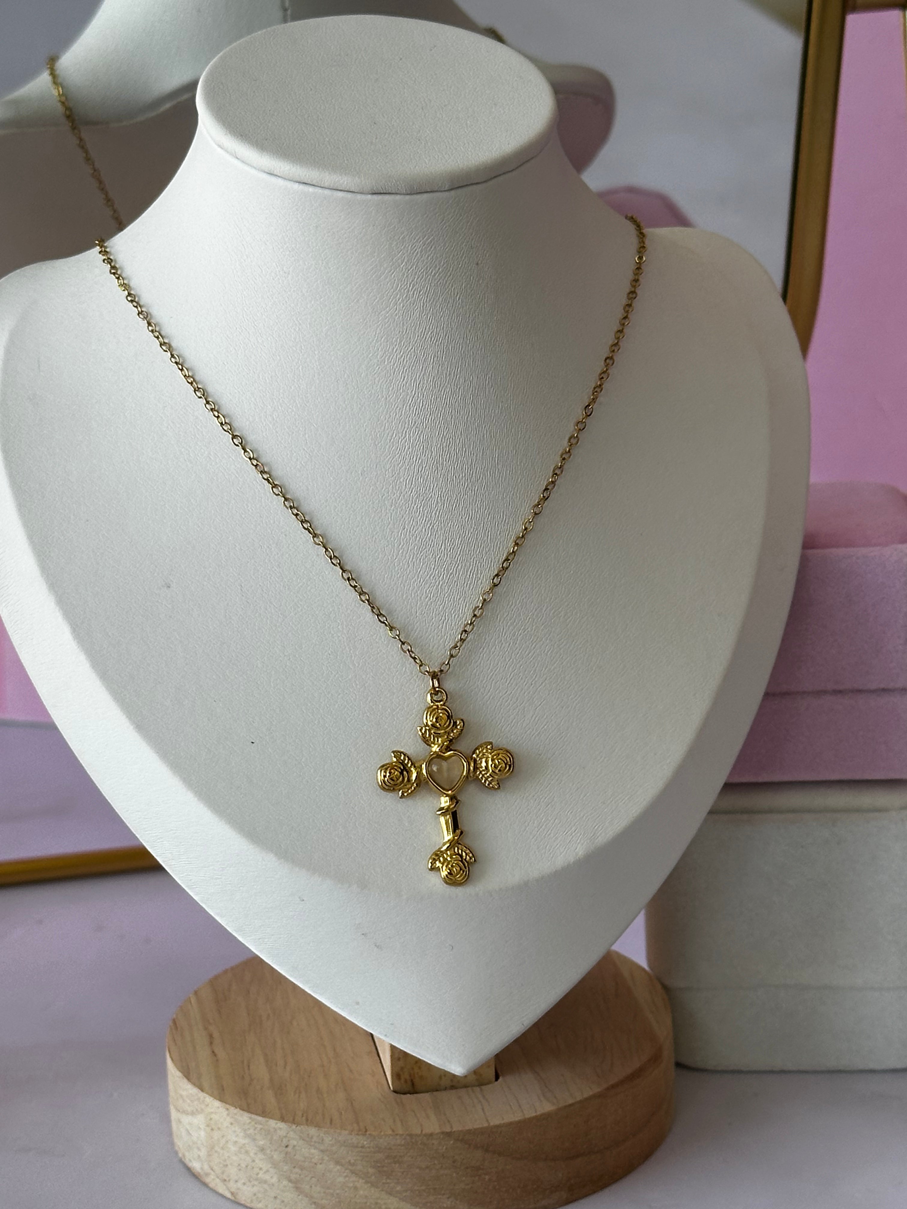 COLLAR CON DIGE DE CRUZ CON ROSAS ACERO 316