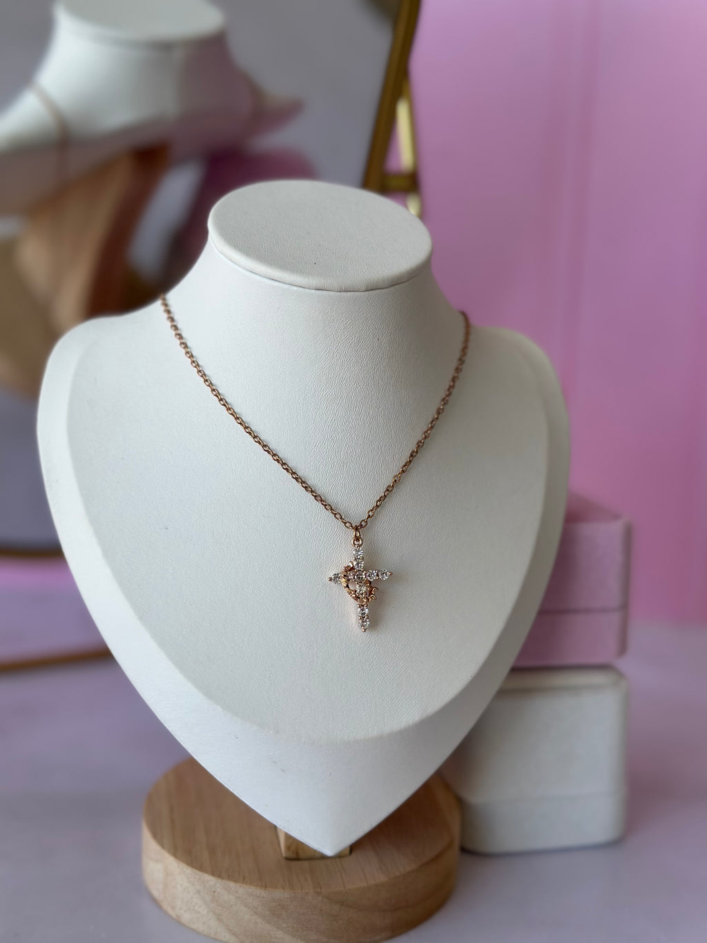 COLLAR DE CRUZ CON DIAMANTES BAÑADO EN ORO ROSA