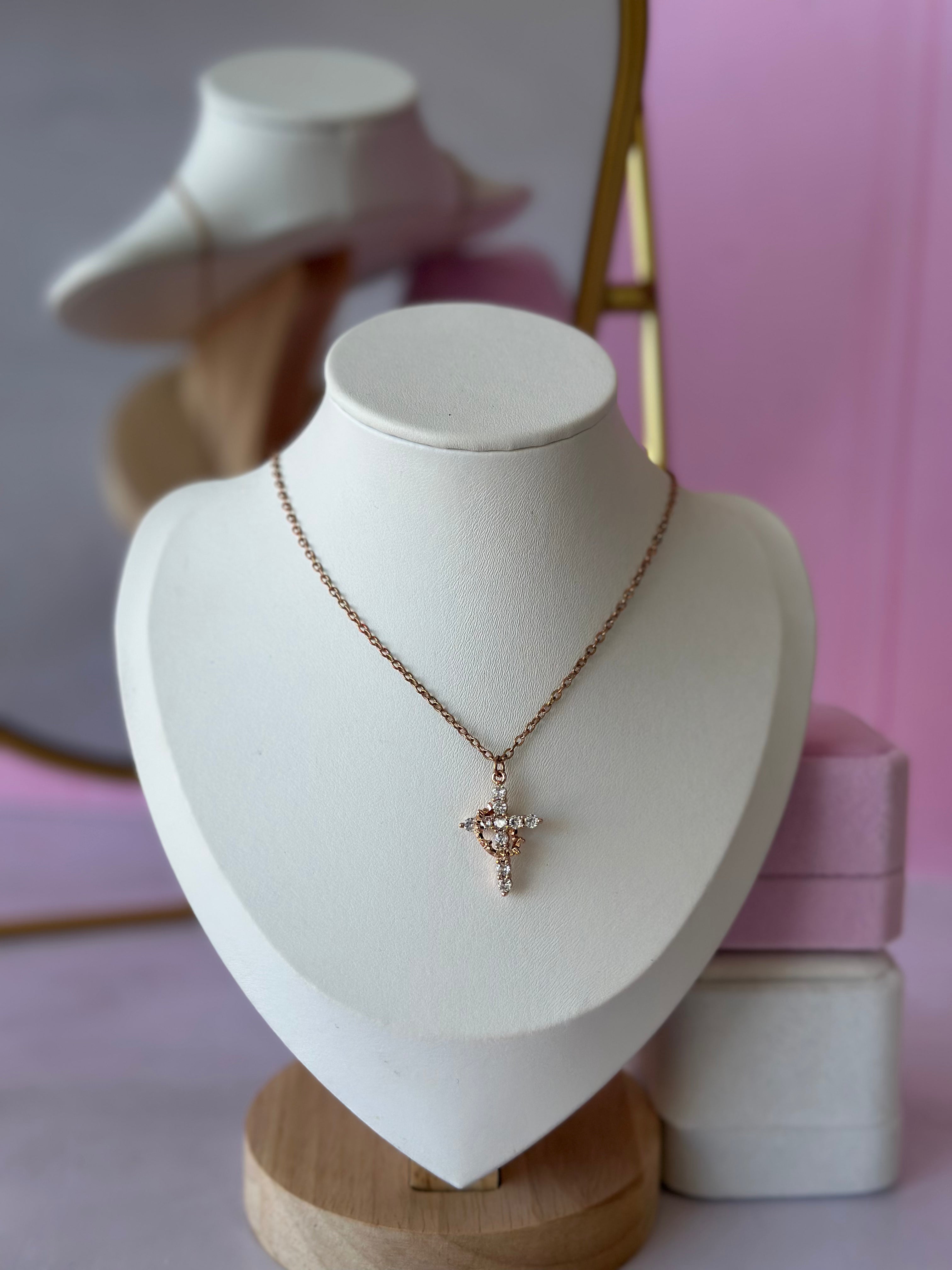 COLLAR DE CRUZ CON DIAMANTES BAÑADO EN ORO ROSA