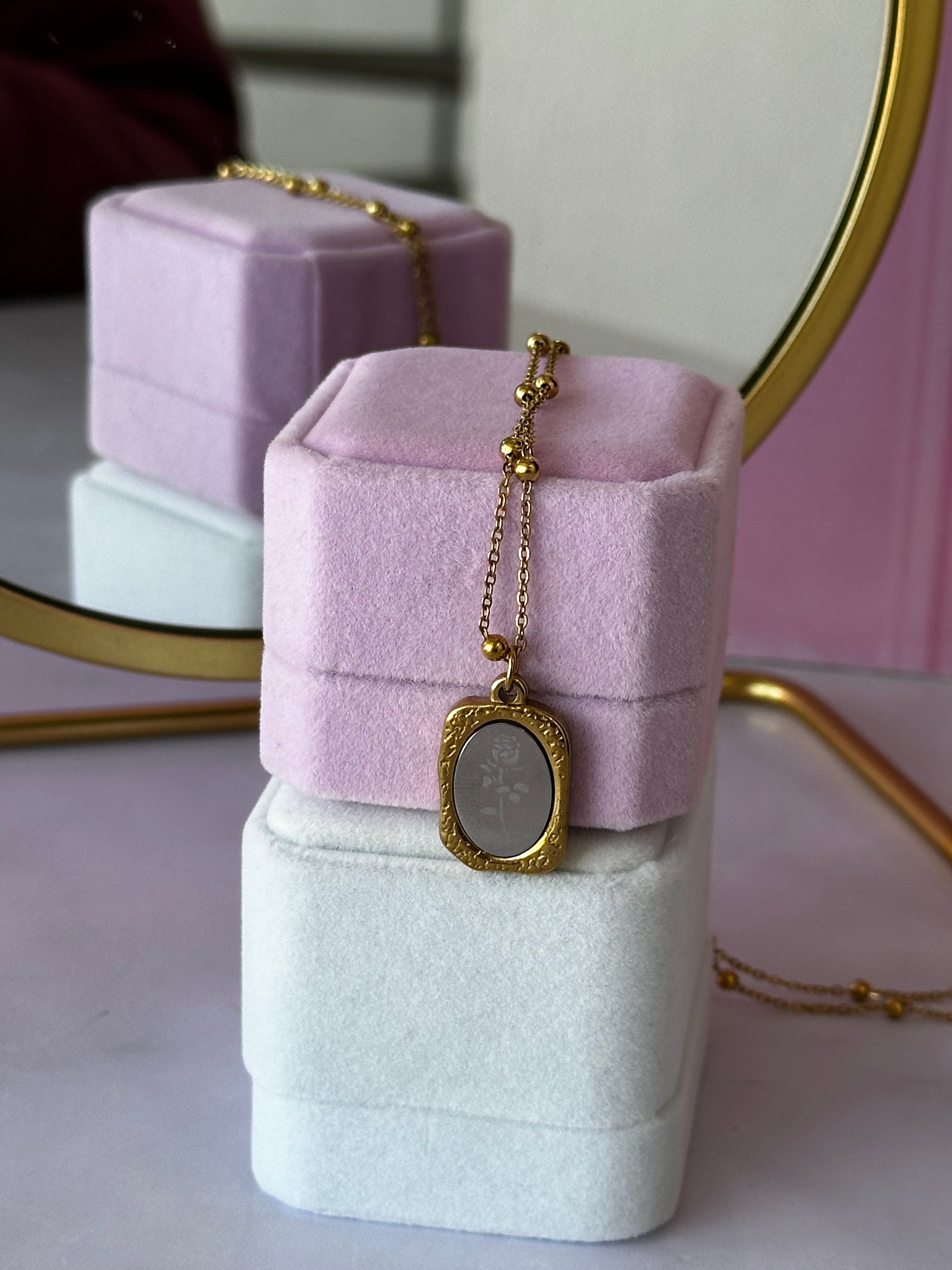 COLLAR CON DIGE CUADRADO DE ROSA ACERO 316