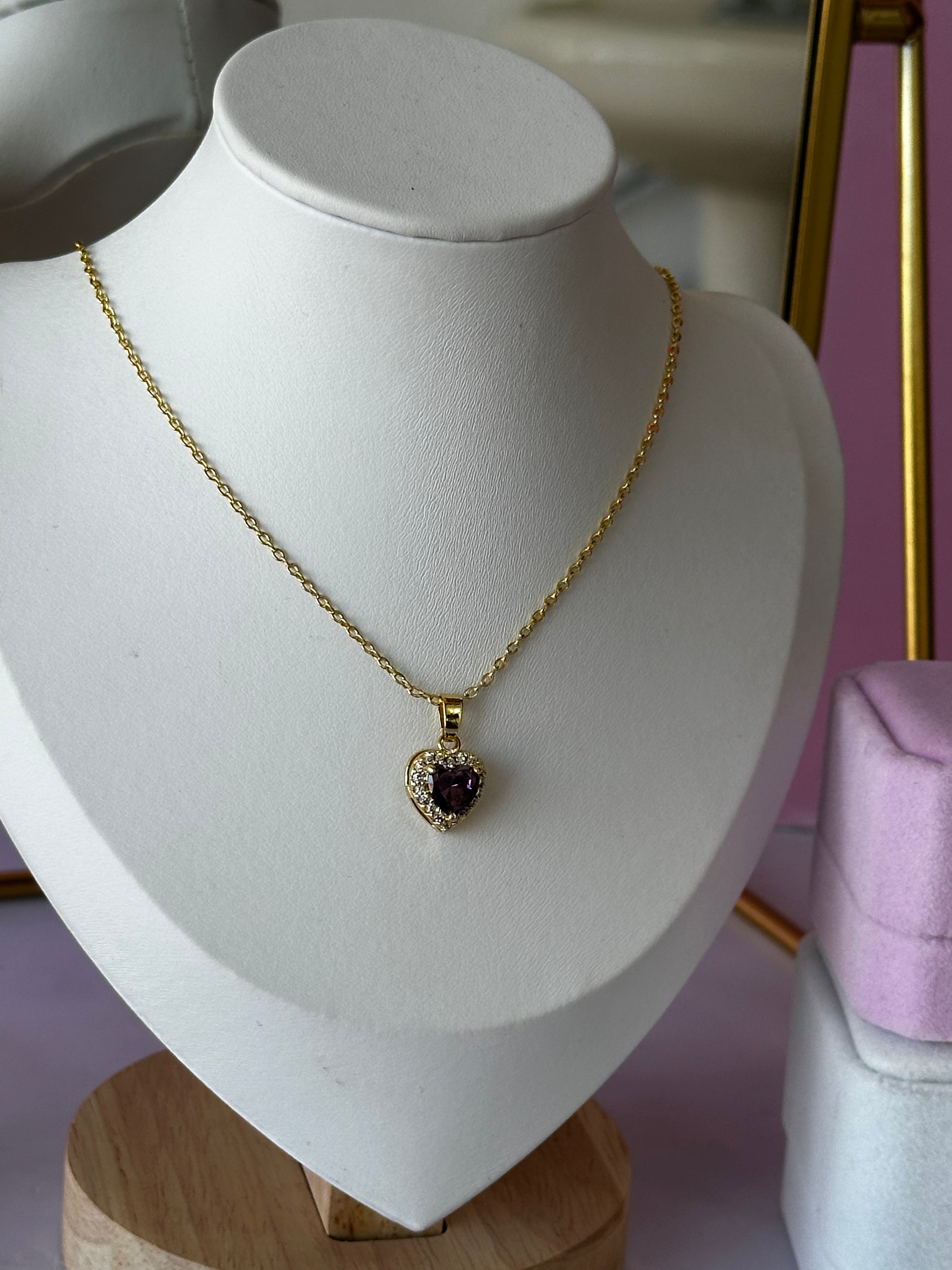 COLLAR CON DIGE DE CORAZÓN MORADO ACERO