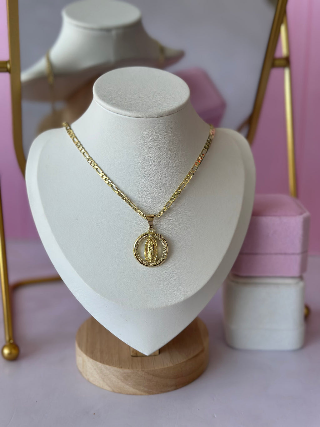 COLLAR CON DIGE DE VIRGENCITA CHAPA DE ORO