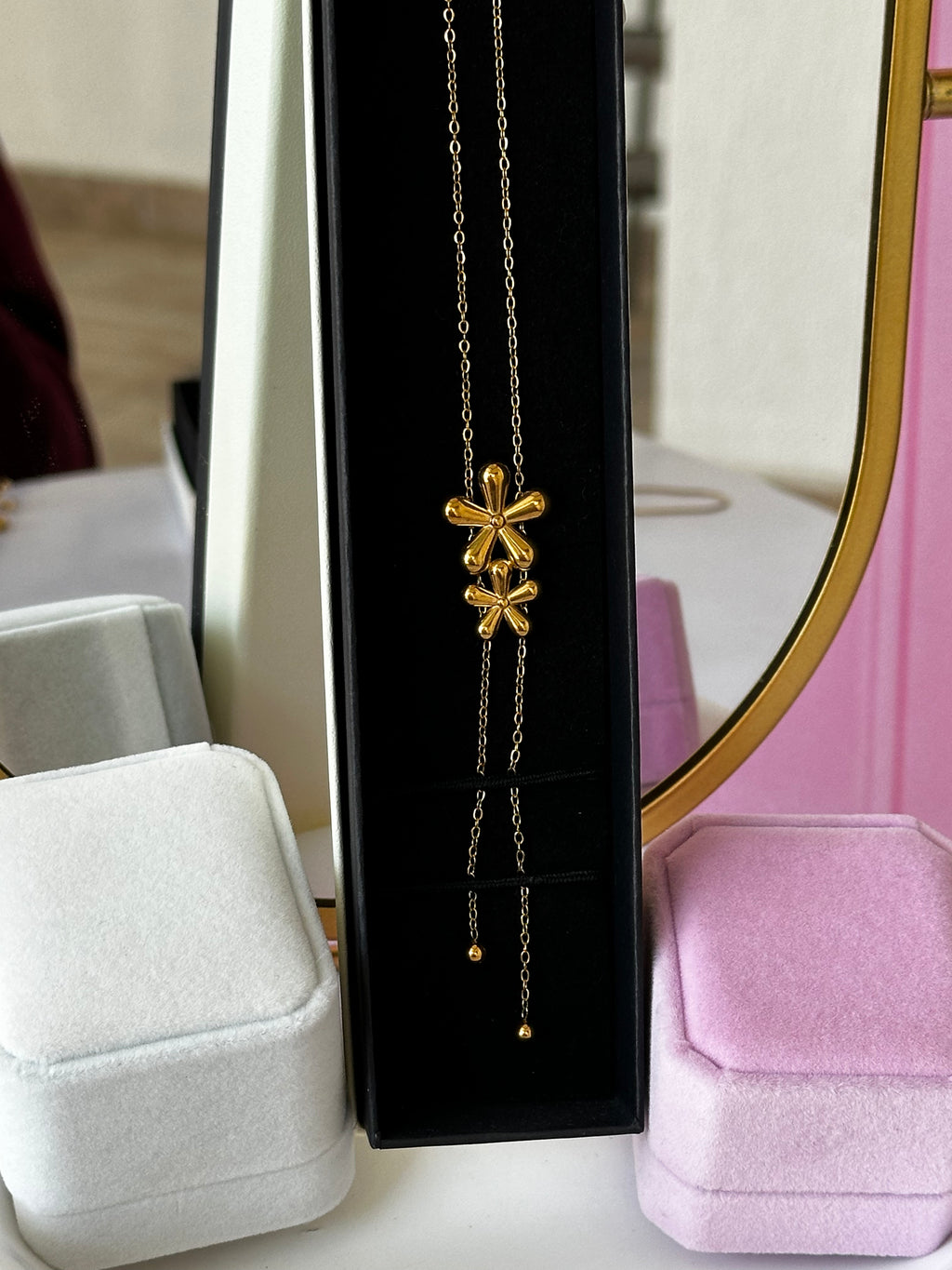 COLLAR CON DIGE DE FLORES CHAPA DE ORO