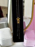 COLLAR CON DIGE DE FLORES CHAPA DE ORO
