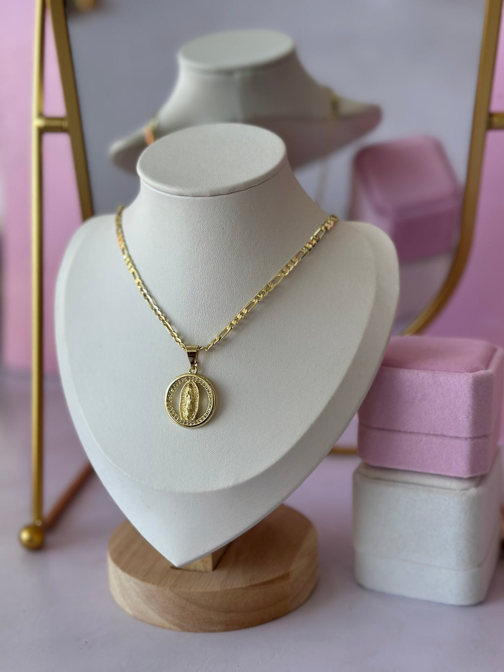 COLLAR CON DIGE DE VIRGENCITA CHAPA DE ORO