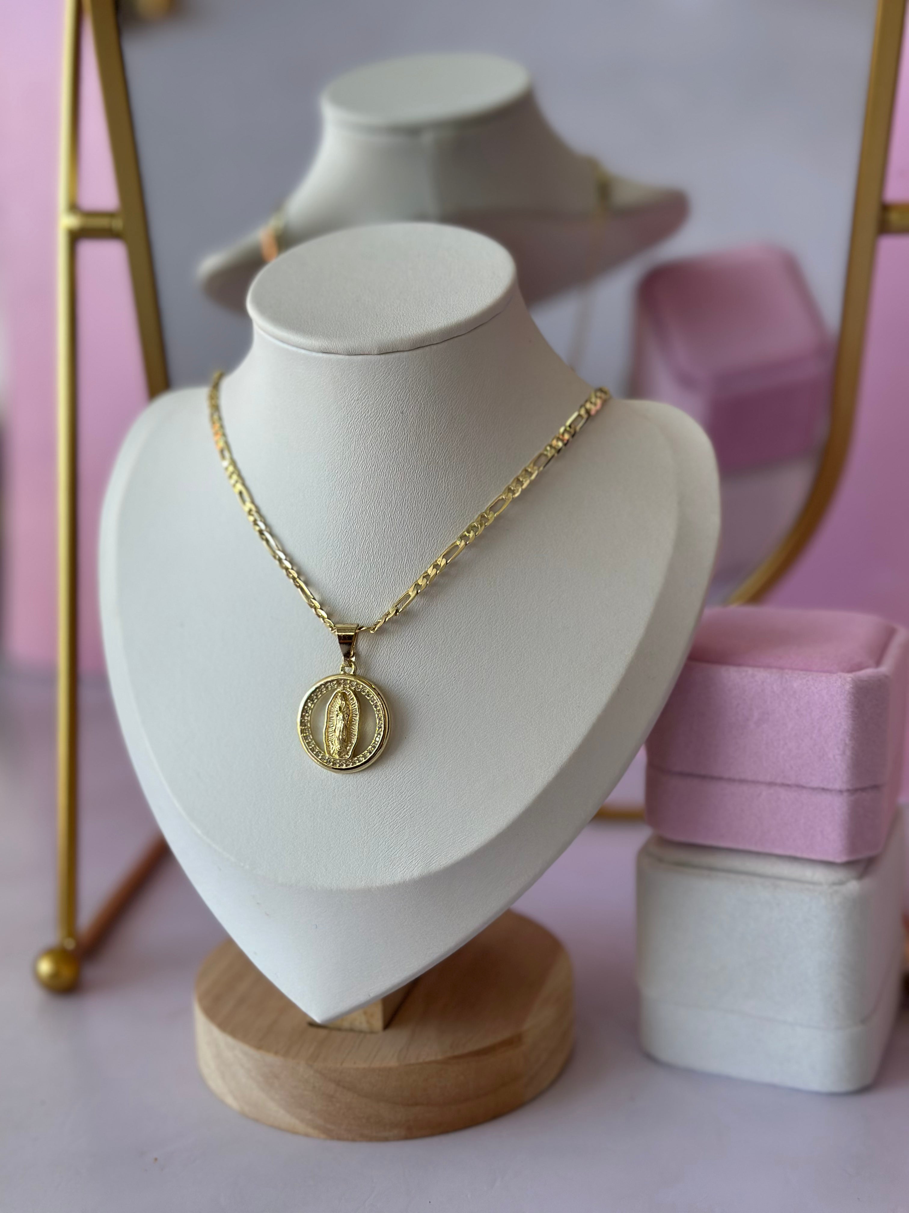 COLLAR CON DIGE DE VIRGENCITA CHAPA DE ORO