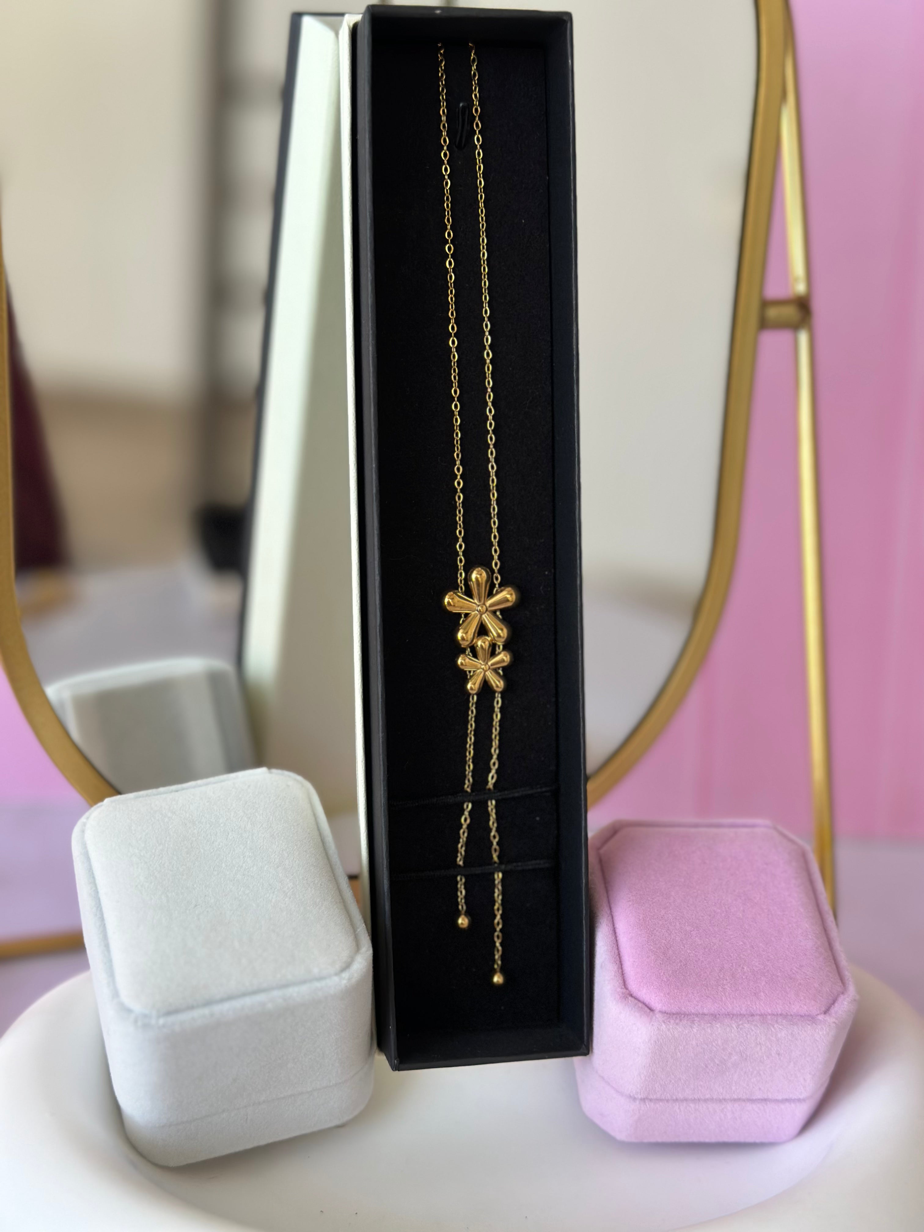 COLLAR CON DIGE DE FLORES CHAPA DE ORO