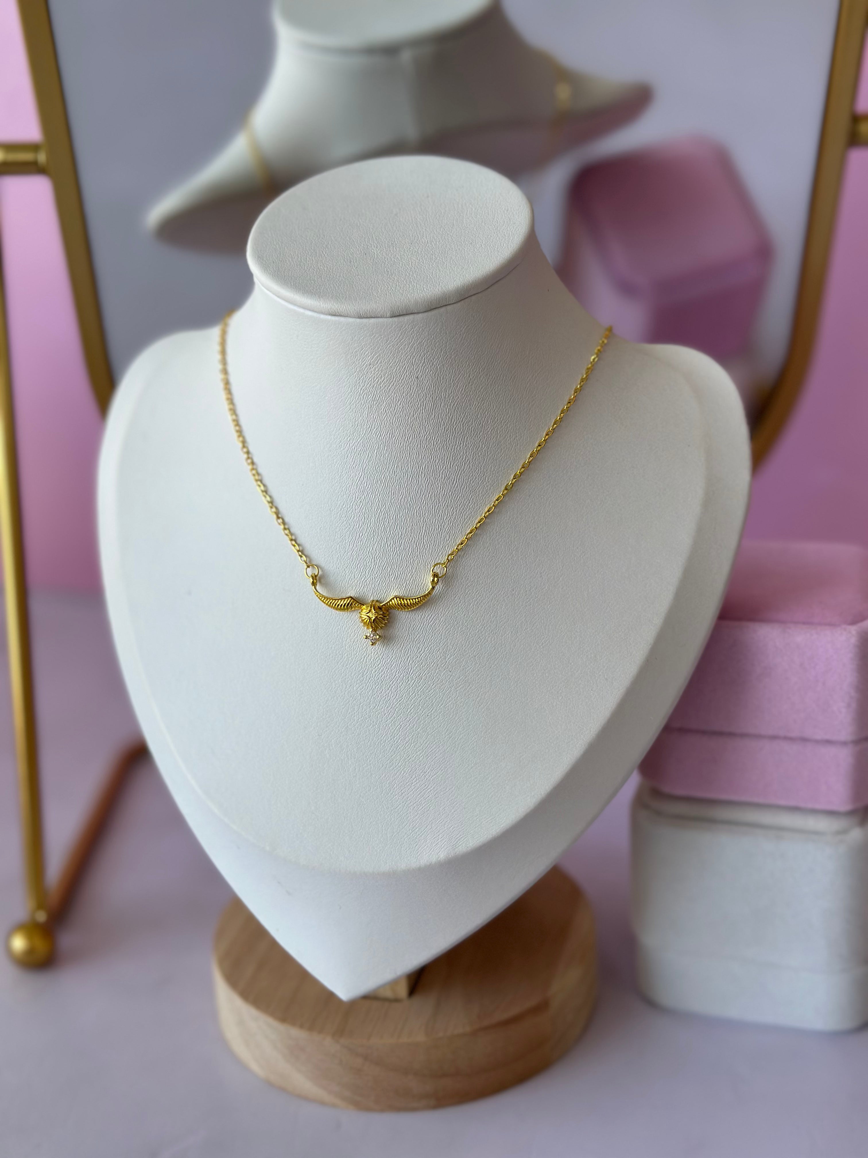 COLLAR CON DIGE DE SNITCH DORADA DE HARRY POTTER ACERO 316