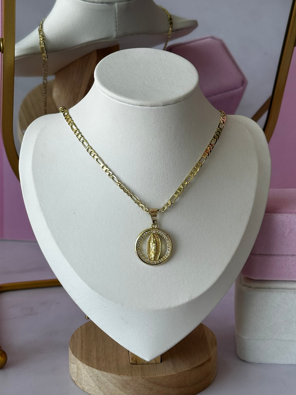 COLLAR CON DIGE DE VIRGENCITA CHAPA DE ORO
