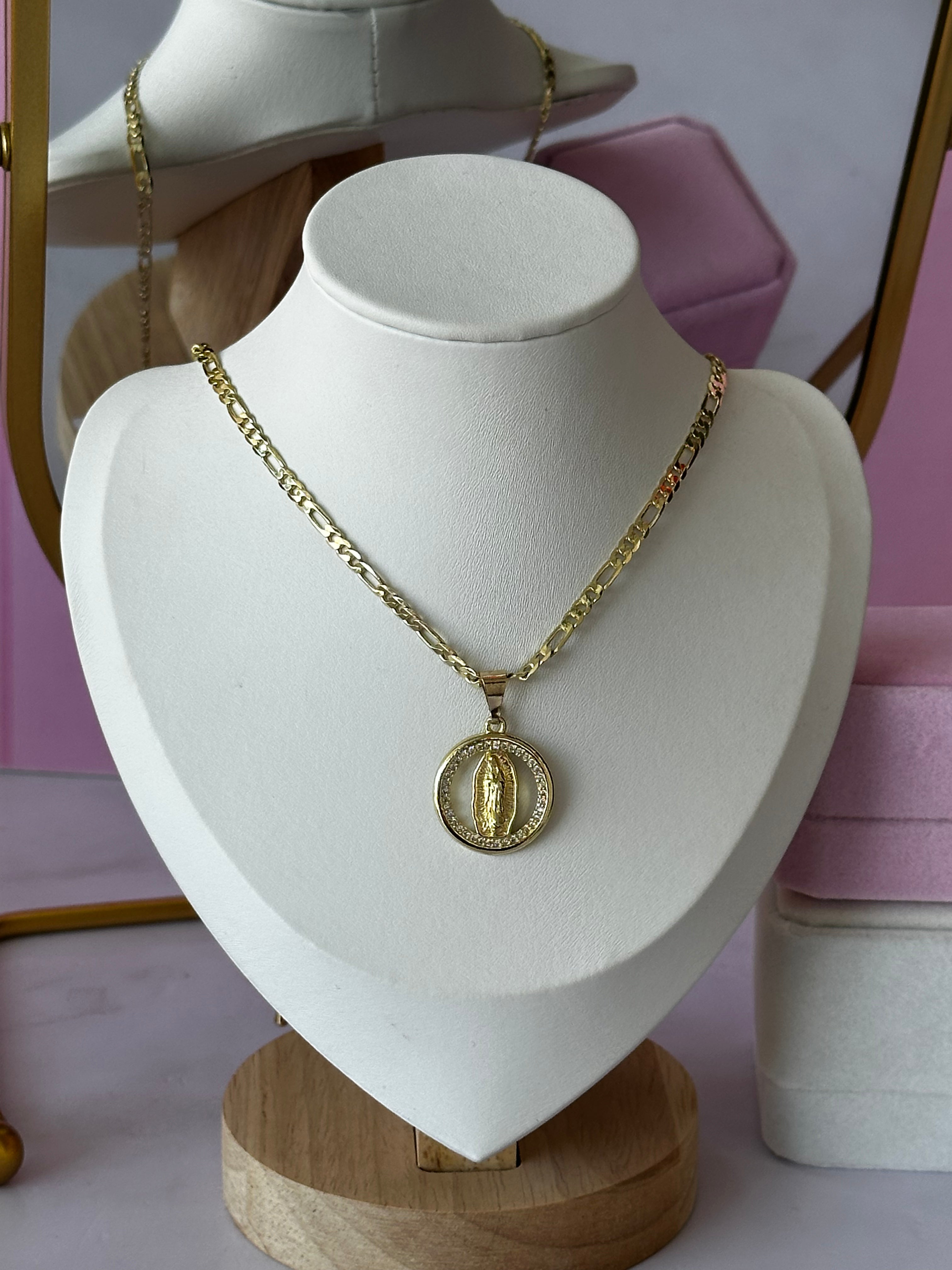 COLLAR CON DIGE DE VIRGENCITA CHAPA DE ORO