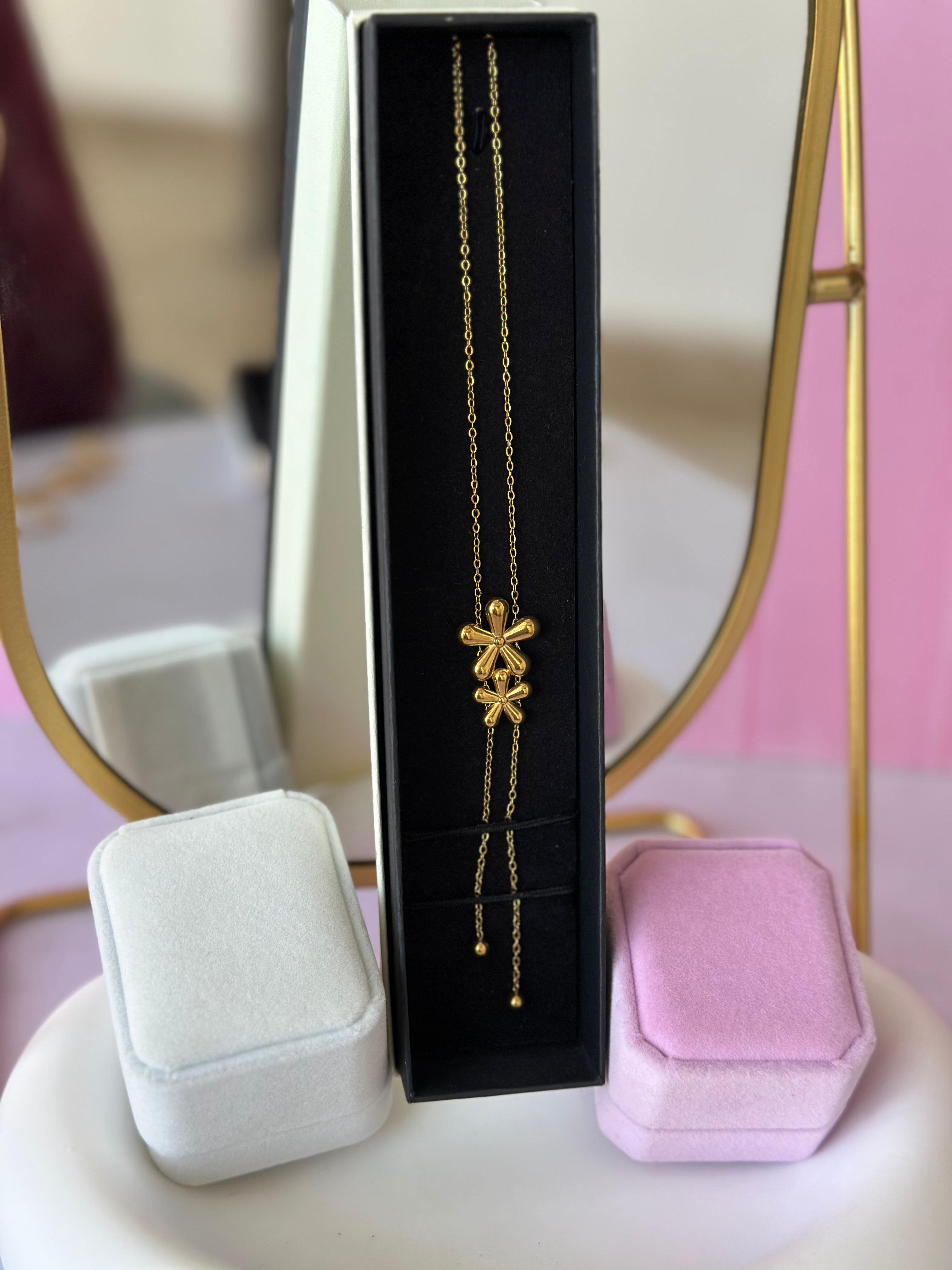 COLLAR CON DIGE DE FLORES CHAPA DE ORO